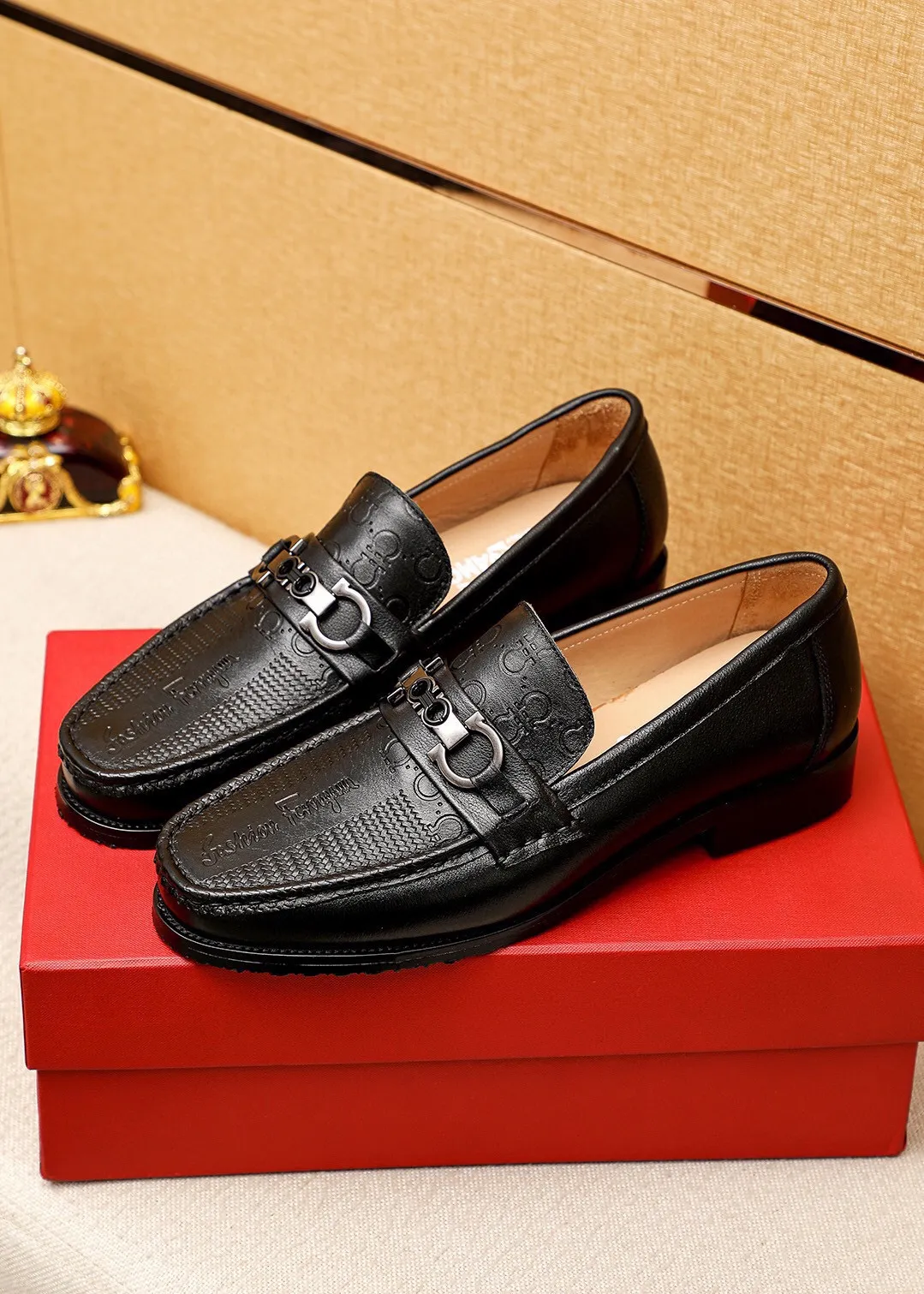 Men's shoes 💰462 💐 Product trademark: Ferragamo "Ferragamo" casual leather shoes Regular size: 38-44 (45.46🉑️customized) Product materials: Selected imported first-layer calfskin embossed upper + luxury hardware buckle, imported water-dyed cow leather lining. Strong three-dimensional visual effect, combined outsole Color: 1⃣️color optional